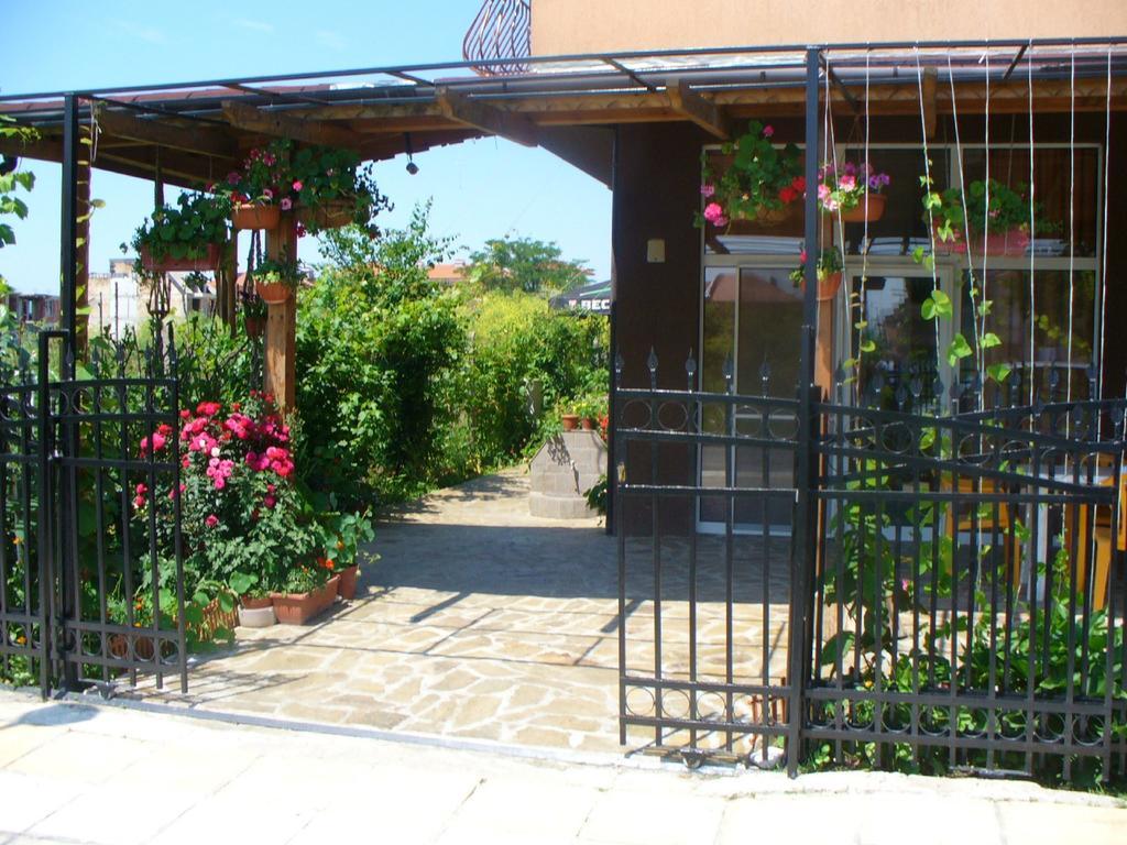 Zora Guest House Primorsko Bilik gambar